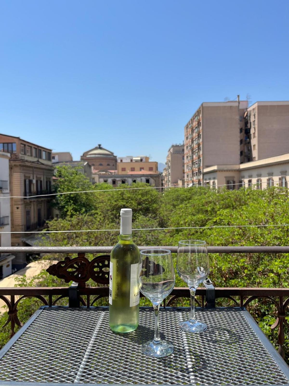 Casa Vacanze Da Ruggero Al Massimo Palermo Luaran gambar