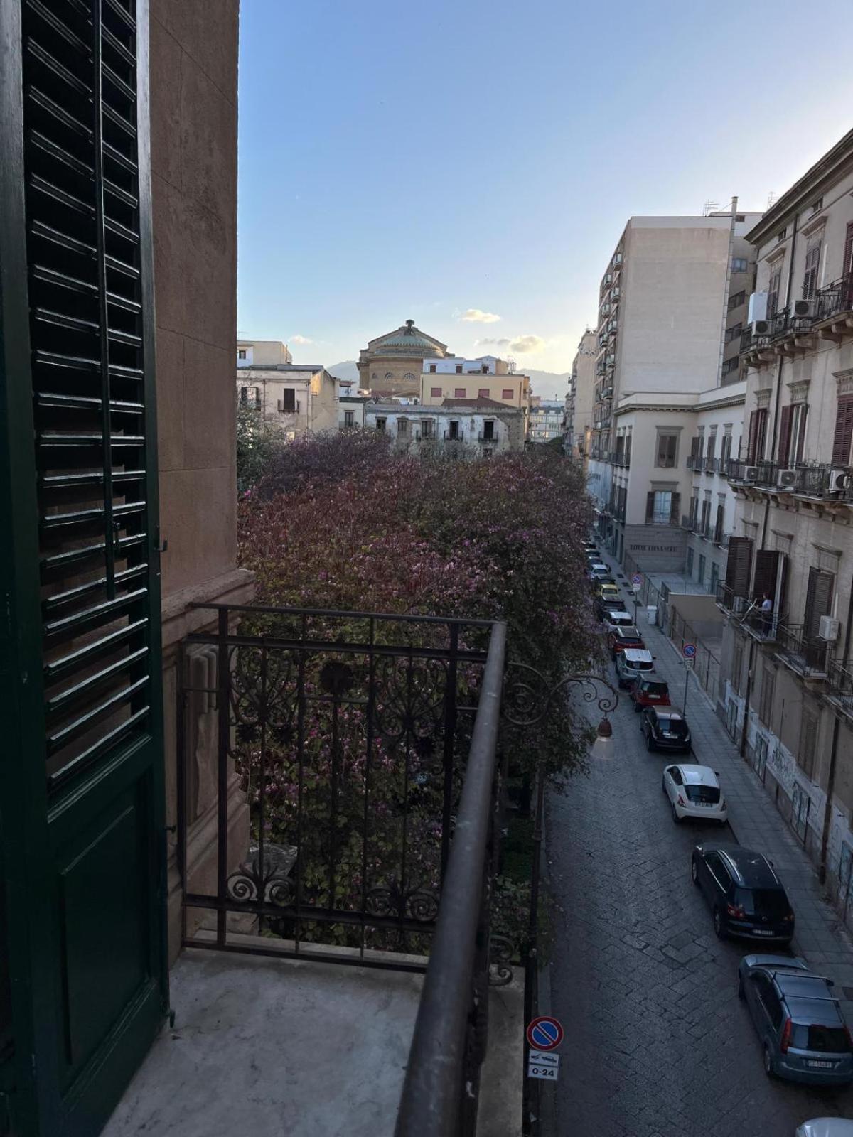 Casa Vacanze Da Ruggero Al Massimo Palermo Luaran gambar